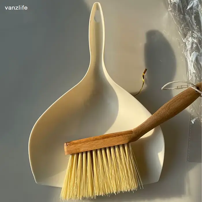 Ménage avec un petit balai