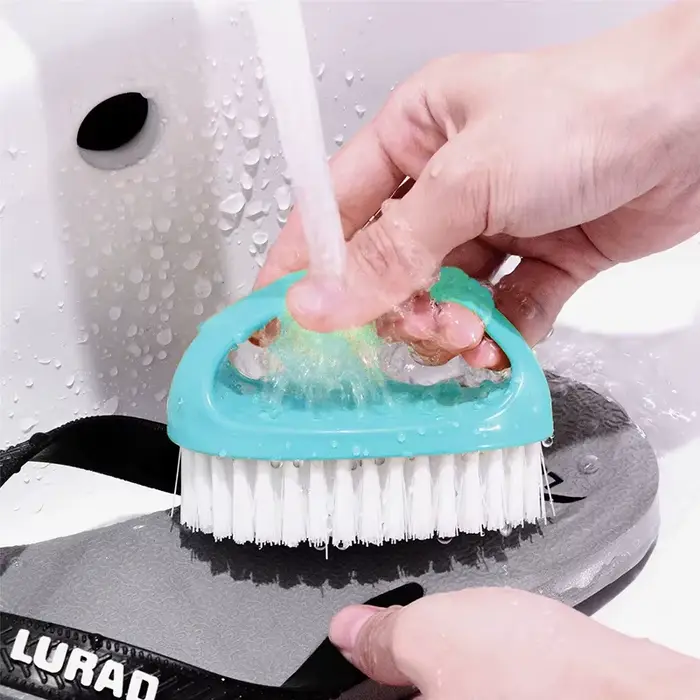 Brosse de nettoyage polyvalente colorée avec poignée ergonomique et poils anti-rayures – Idéal pour salle de bain