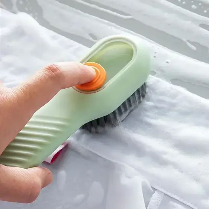 Brosse de nettoyage avec distributeur de savon