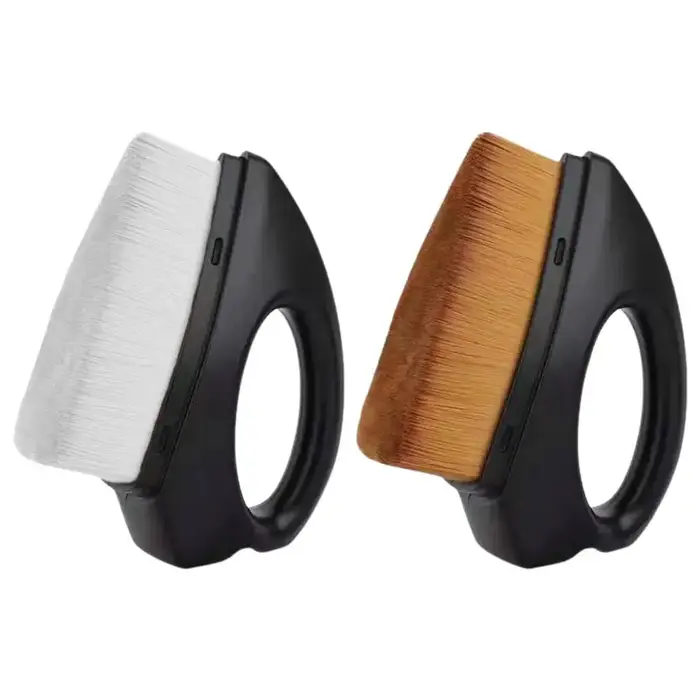 Brosse triangulaire portable en fibres synthétiques