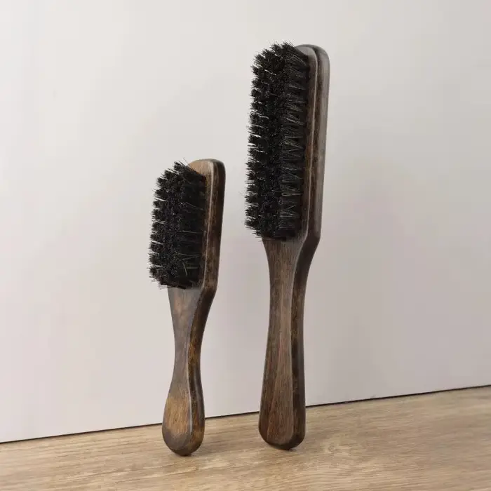Brosse à barbe en poils de sanglier avec manche en bois