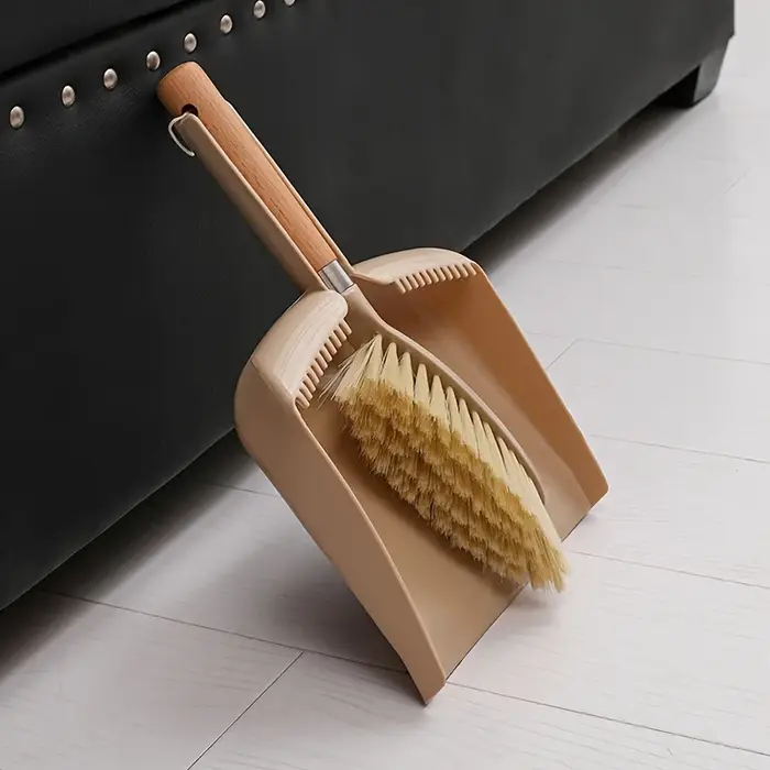 Un ensemble de pelle à poussière et de balai à manche en bois - idéal pour nettoyer les canapés