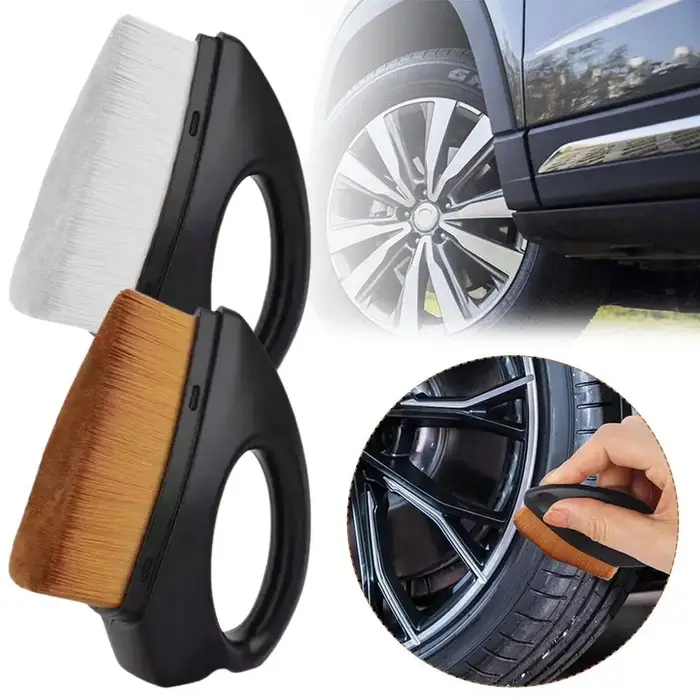 Brosse triangulaire portable en fibres synthétiques