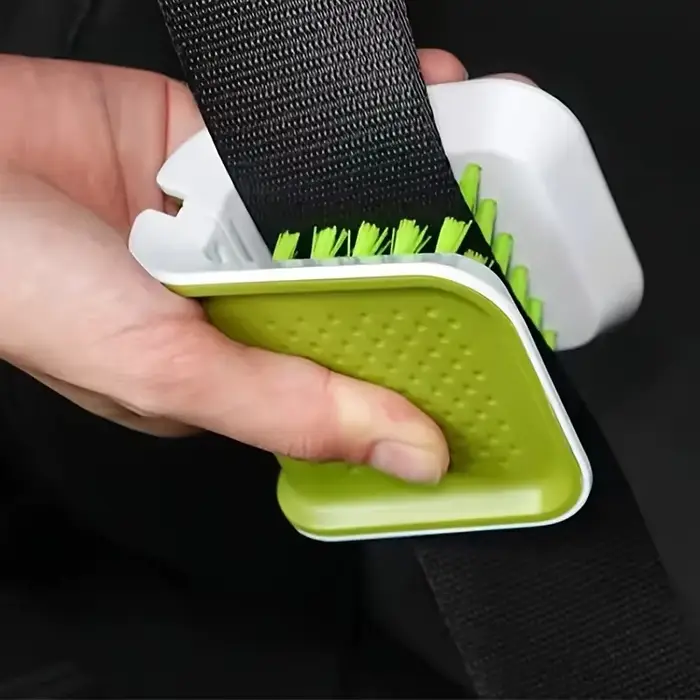 Gardez vos sièges de voiture propres et frais avec cette brosse de nettoyage de ceinture de sécurité
