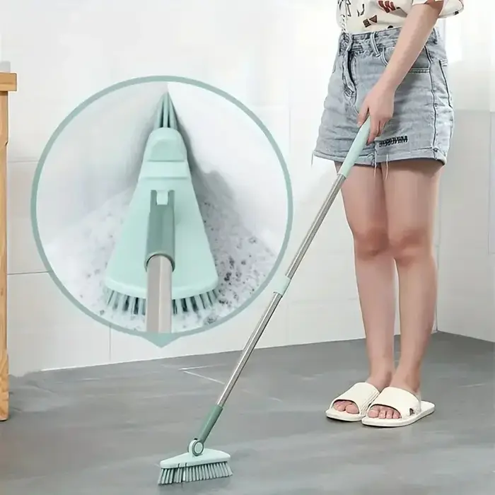 Une brosse de sol triangulaire à poils durs à long manche, brosse de nettoyage des espaces des carreaux de salle de bain