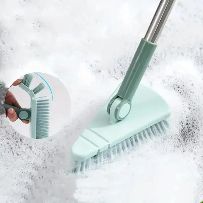 Une brosse de sol triangulaire à poils durs à long manche, brosse de nettoyage des espaces des carreaux de salle de bain