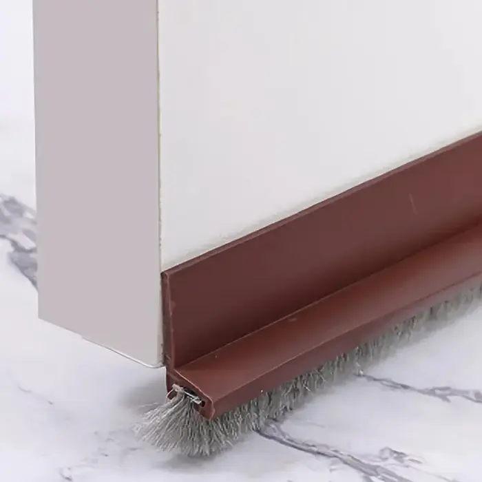 Bouchon anti-poussière pour joint de porte avec brosse