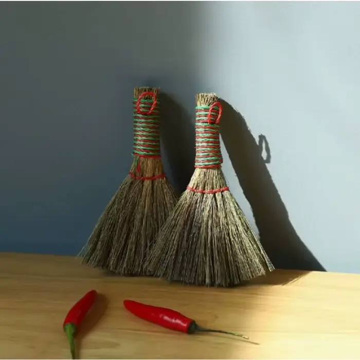 Balai de bureau tissé en paille