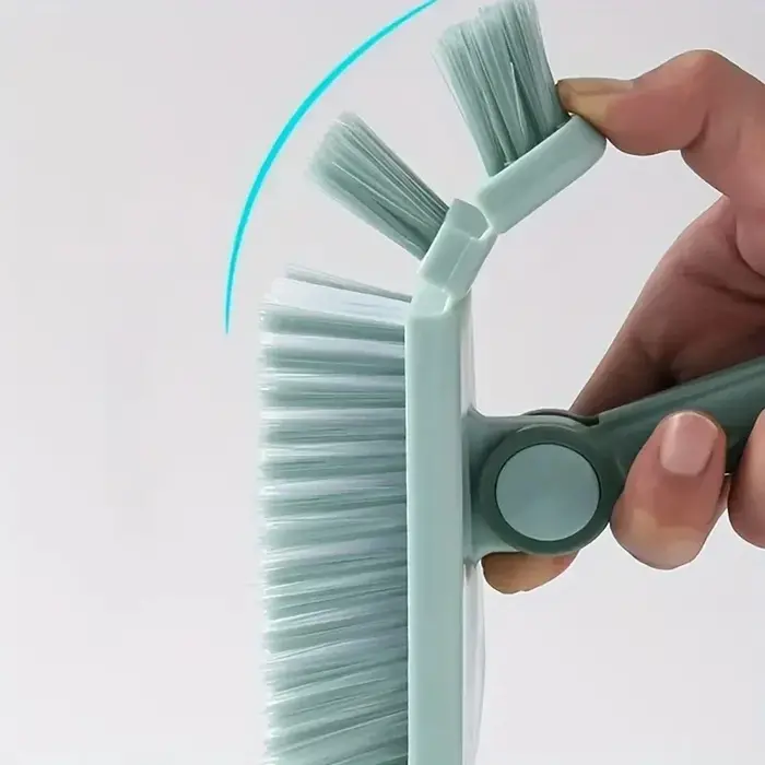 Une brosse de sol triangulaire à poils durs à long manche, brosse de nettoyage des espaces des carreaux de salle de bain