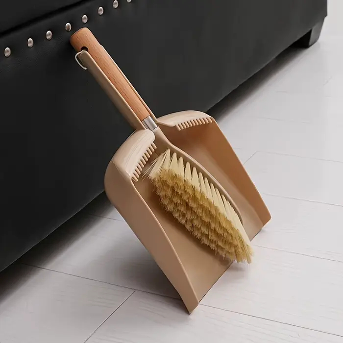 Un ensemble de pelle à poussière et de balai à manche en bois - idéal pour nettoyer les canapés, les