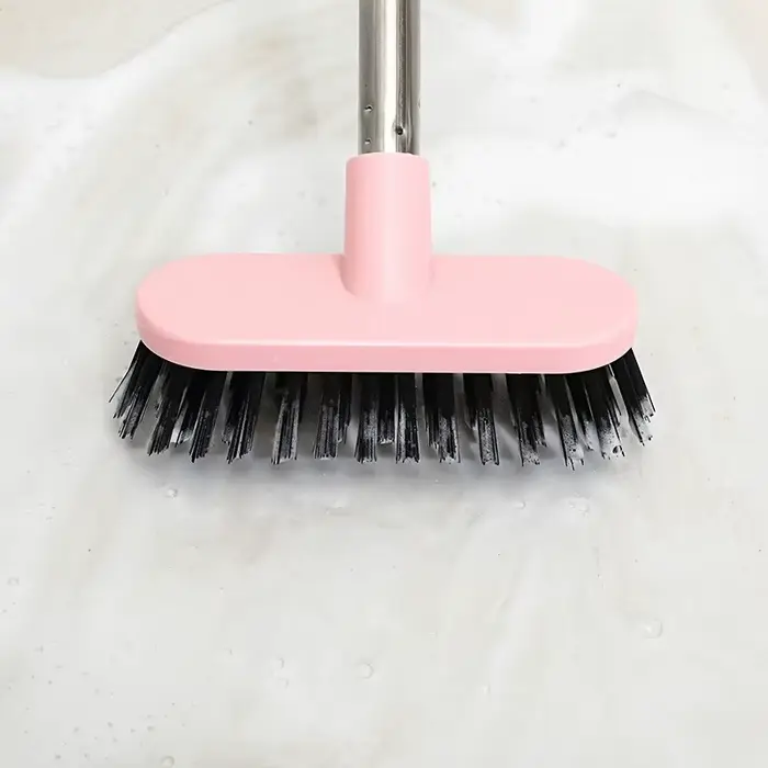 La brosse de toilette à long manche est idéale pour nettoyer la salle de bain. Sa poils robustes éliminent efficacement les taches tenaces