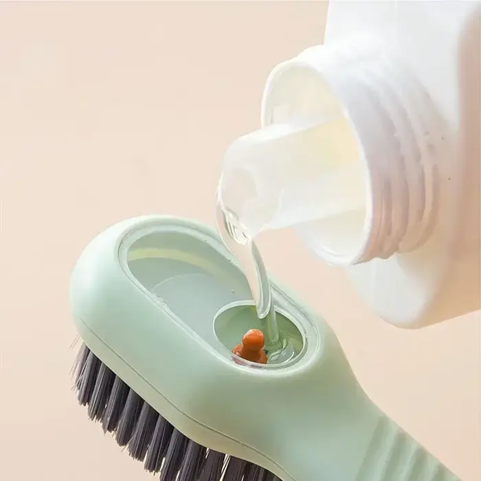 Brosse de nettoyage avec distributeur de savon