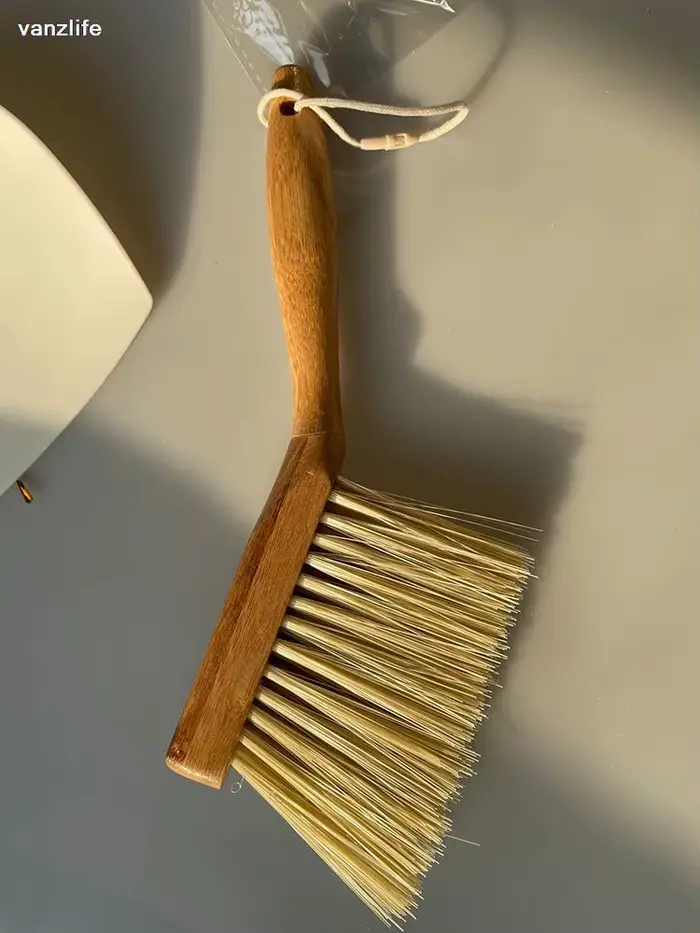 Ménage avec un petit balai