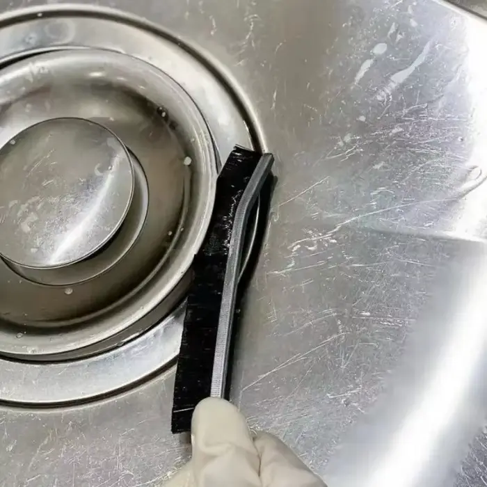 Brosse de nettoyage de crevasses à poils durs