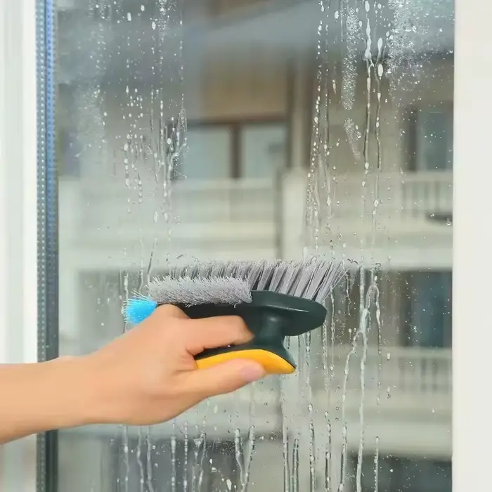 Brosse de nettoyage 4-en-1 en forme de V pour les interstices