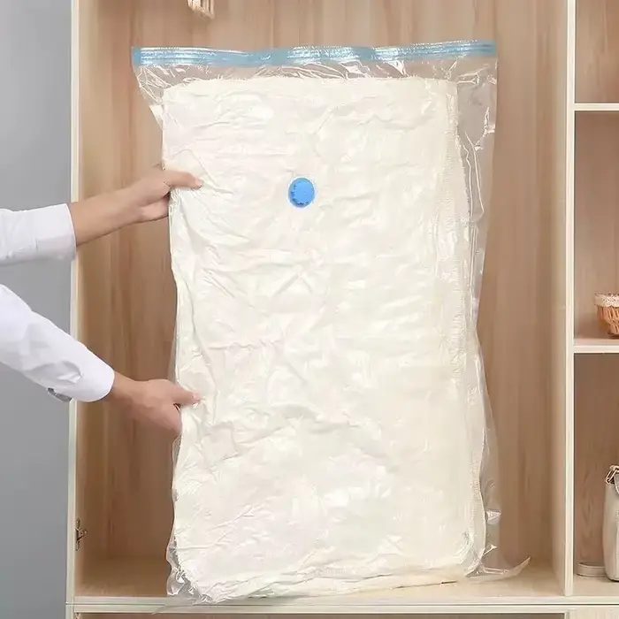 Sac sous vide et couvercle de pompe pour le rangement des vêtements