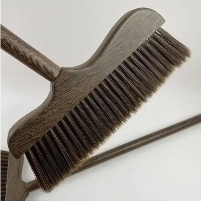 Balai pliable avec manche en bois coudé