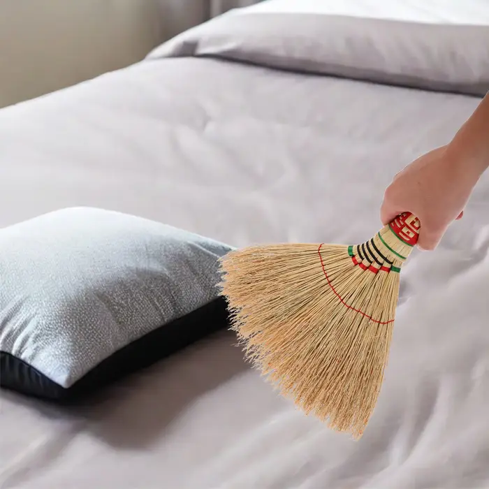 Petite brosse à main artisanale en paille souple tressée pour le nettoyage intérieur des bureaux, lits et canapés, fouet portable pour la maison.