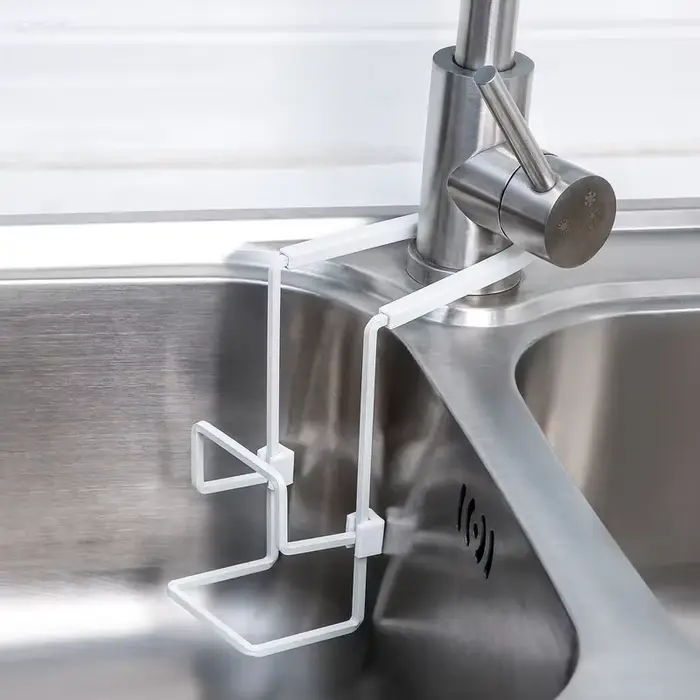 Le support à éponge pour évier est utilisé pour accrocher des supports de robinet de cuisine